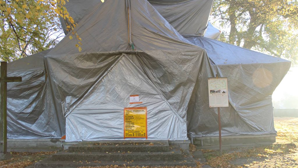 Fumigacja zabytkowego drewnianego kościoła i dzwonnicy, Strzelce Wielkie