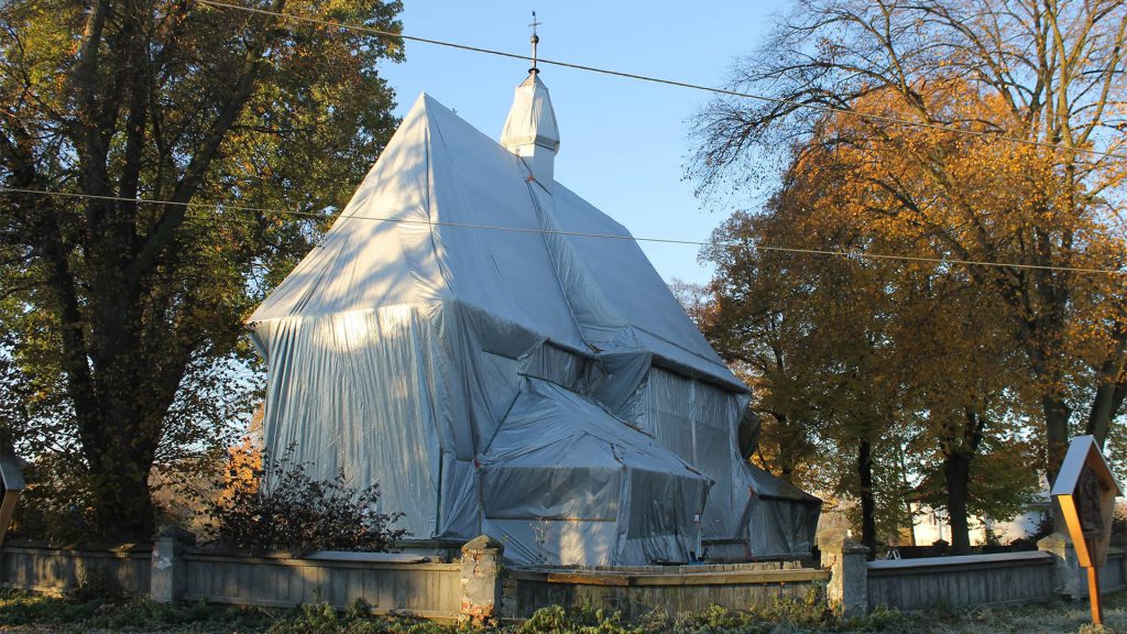 Fumigacja zabytkowego drewnianego kościoła i dzwonnicy, Strzelce Wielkie